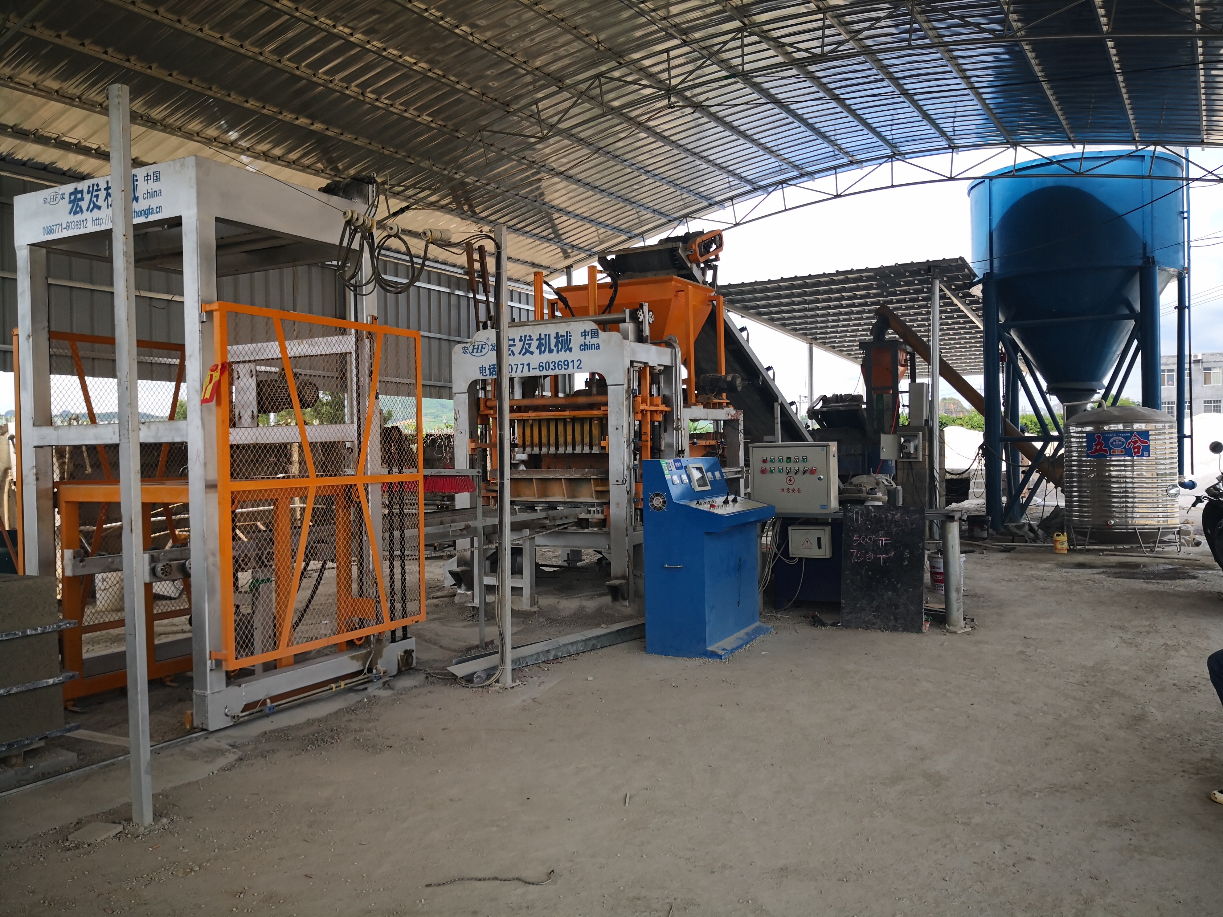 QT4-15D automatic hydraulic breeze concrete blocks machine cement paver building block making machineinterlock block machine (3).jpg